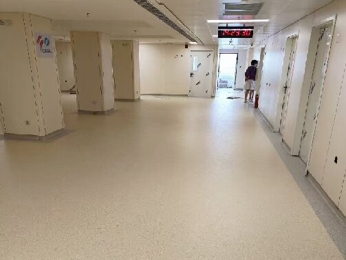 門診大廳地面如何兼顧美觀與高效？密實復合PVC地板成醫院新選擇