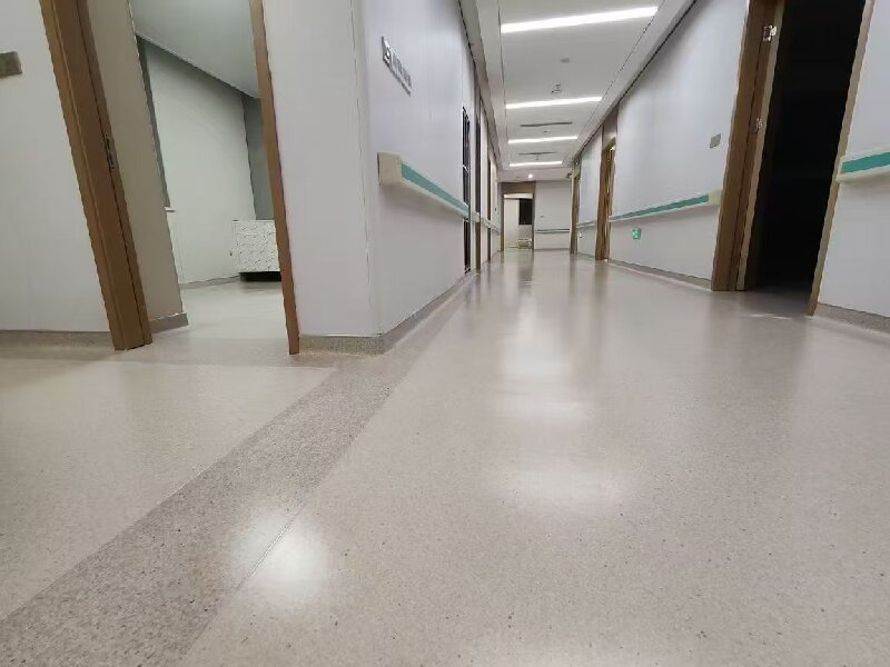 PVC地板廠家怎么選？5個(gè)硬指標(biāo)判斷醫(yī)用級(jí)品質(zhì)（附檢測(cè)報(bào)告）