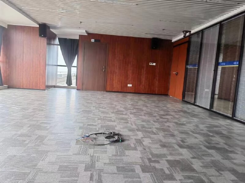 高端辦公地面別再選地毯木地板！大巨龍LVT片材地板更環保、免打理、省30%運維成本，200+花色任選