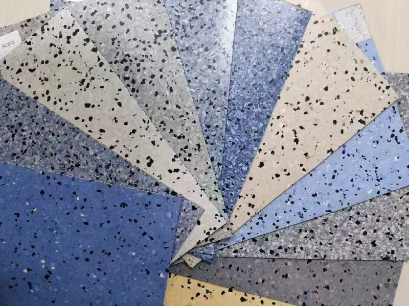 防靜電PVC地板廠家如何實(shí)現(xiàn)10?–10?Ω精準(zhǔn)電阻？導(dǎo)電層工藝是關(guān)鍵！