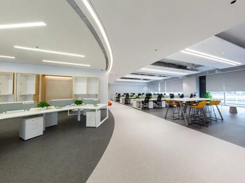 5000 + 項目背書！塑膠地板廠家大巨龍，成為醫療 / 教育 / 工業首選供應商